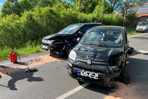 Die Fahrerin des Fiats wurde leicht verletzt ins Krankenhaus gebracht, der Ford-Fahrer sowie der Lkw-Fahrer blieben unverletzt.   Foto: Fuldamedia 