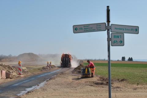 Am Zustand der Radwege im Bereich der Trasse der A 49 regt sich Kritik. Foto: Günther Krämer 