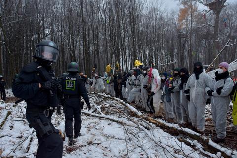 Aktivisten und Polizei stehen sich am Samstag erneut im Dannenröder Forst gegenüber. Foto: Krämer 