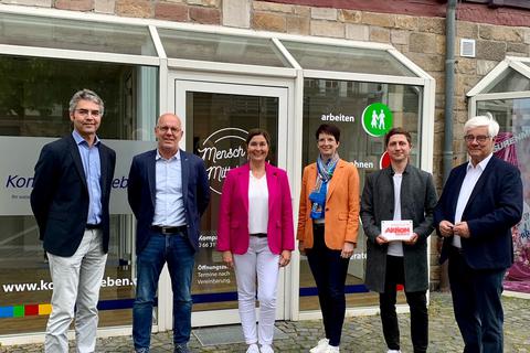 Über die Kooperation in Homberg freuen sich alle Beteiligten, v.l.: Frank Haberzettl, Markus Raab, Katja Diehl, Simke Ried, Sebastian Mohrs und Herbod Gans. 