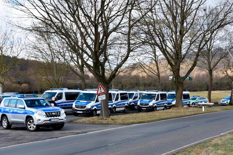 Mit einem Dutzend Einsatzfahrzeugen rückt die Polizei in Homberg an, um die Lage aus der Entfernung zu beobachten. Foto: Krämer 