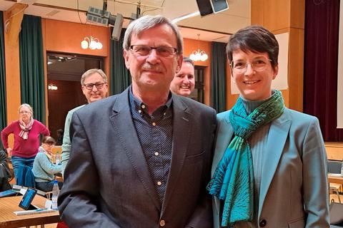 Dr. Claus Gunkel wird erneut zum Stadtverordnetenvorsteher in Homberg gewählt. Bürgermeisterin Simke Ried gratuliert ihm. Gerhard Kaminski