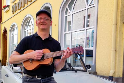 "Bandsalad"-Frontmann Jürgen Litzka stimmte sich vor der OZ-Geschäftsstelle kürzlich schon einmal auf das große Ostrock-Volume-2-Konzert in Kirtorf ein. Nina  Graupner