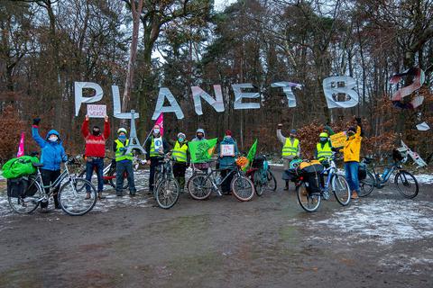 Bevor die nächste Etappe von Dannenrod nach Wetzlar startet, stellen sich einige Teilnehmer demonstrativ vor dem Transparent Planet B auf. Foto: Dickel 