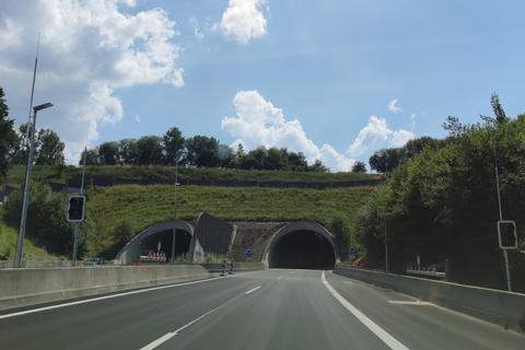 Kurz vor der Einfahrt in den Autobahntunnel Frankenhain mit einer Länge von rund 900 Metern. Foto: Philipp Weitzel