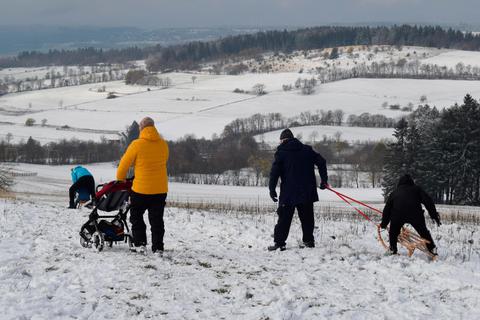 Einige Familien nutzen den ersten Schnee zu einer Schlittenfahrt, wie hier auf dem Breungeshainer Hang. © Stefan Weil
