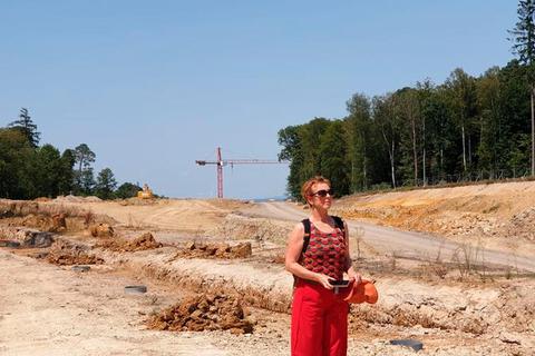 Sabine Leidig, Landratskandidatin der Linke im Vogelsberg, besichtigt mit weiteren Kandidaten die Trasse der A49 und deren Folgen für den Wald. Linke Vogelsberg