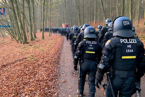 Einsatzkräfte in Schutzkleidung betreten am fünften Tag in Folge den nördlichen Bereich des Dannenröder Forstes. Bildquelle: Polizeipräsidium Mittelhessen (Twitter) 