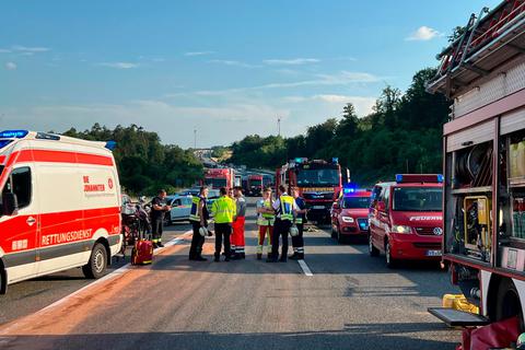 Gerade sind Polizei, Rettungsdienst und Feuerwehr nach einem Unfall auf der A5 im Einsatz.  Foto: Stefan Weber/Fuldamedia 