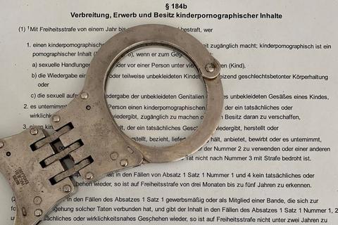 342 Polizeibeamte durchsuchen die Wohnräume von 106 Personenn in Hessen