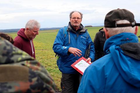 Dr. Wolfgang Dennhöfer erläutert die Autobahnpläne den Teilnehmern vor Ort. Foto: Kaminski  