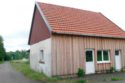Im und am ehemaligen Feuerwehrgerätehaus in Vaitshain soll der "Dorftreff" für den Ort entstehen. Foto: Stock 