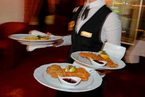 Bis bei den Vogelsberger Gastronomen und ihren Kunden wieder der Alltag eingekehrt, kann es noch ein wenig dauern. Die Bewirtung der Gäste startet bald wieder. Foto: dpa 