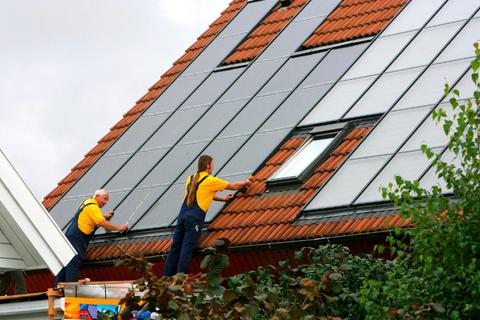Beim Kauf einer Solaranlage sollte nichts überstürzt werden, empfehlen Experten. Symbolfoto: dpa/ 