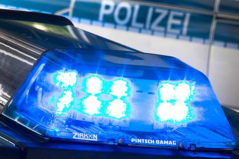 Die Polizei sucht zwei Männer, die einer Frau in Bad Salzschlirf überfallen haben. Symbolfoto:dpa 