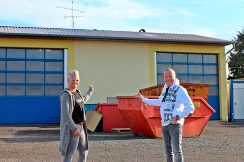 Packen auch in der Coronakrise an: Michaela und Stefan Pridöhl alias Micha vor der Containerhalle in Ober-Seibertenrod. Foto: Schütt-Frank 