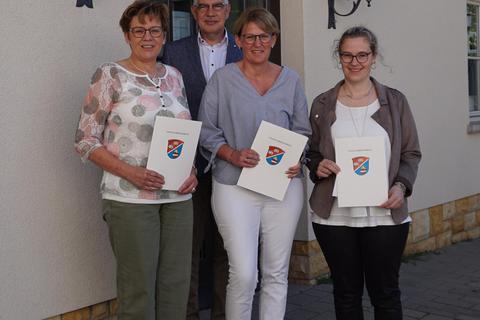Landrat Manfred Görig (hinten) gratuliert Agnes Baumgardt, Susanne Leiter und Sandra Obenhack (von links) zum Dienstjubiläum. Foto: Christian Lips