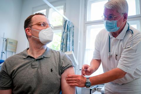 Bundesgesundheitsminister Jens Spahn (CDU) lässt sich im Oktober öffentlichkeitswirksam gegen Grippe impfen.  Archivfoto: Kay Nietfeld/dpa 
