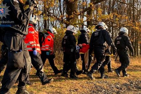 Polizisten transportieren die Aktivistin, die im Dannenröder Forst von einem Tripod gefallen ist, aus dem Wald. Bildquelle: Polizeipräsidium Mittelhessen (Twitter) 