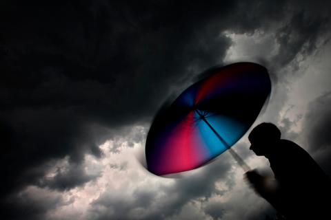 Foto mit Symbolcharakter: Die dunklen Wolken verziehen sich, ein schützender Schirm wird nicht mehr notwendig sein.  Foto: dpa 