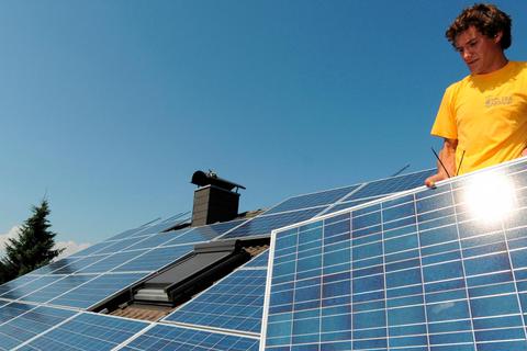 Nachfrage und Preise für Photovoltaikanlagen steigen derzeit weiter an. Foto: Marc Müller/dpa 
