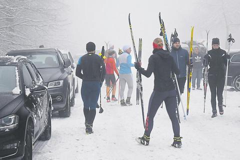 Zahlreiche Wanderer und Freizeitsportler nutzen derzeit das winterliche Wetter im Hohen Vogelsberg für verschiedene Freizeitbeschäftigungen. Von den Warnungen verschiedener Politiker und Mediziner lassen sie sich nicht abhalten.  Foto: Weil 