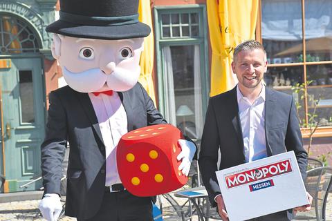 Mr. Monopoly und Florian Freitag von der Agentur polar 1 haben im Hessenpark (stellvertretend für alle hessischen Dörfer und Städte) die neue Hessen-Edition von Monopoly vorgestellt, die im Jahr 2021 auf den Markt kommen soll.   Foto: Friedrich 