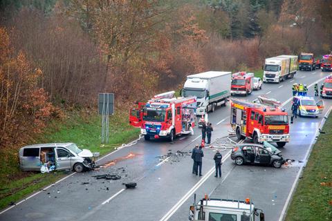 Auf der B254 ereignete sich ein folgenschwerer Unfall. © Fuldamedia