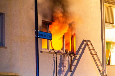 Die Flammen schlagen aus dem Fenster des Hauses. Foto: Fuldamedia 