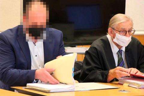 Das Landgericht Fulda verurteilt in einem Berufungsprozess den Kalbacher Ex-Bürgermeister (links) wegen Untreue zu einer Freiheitsstrafe von zwei Jahren und drei Monaten. © Andreas Schellenberg