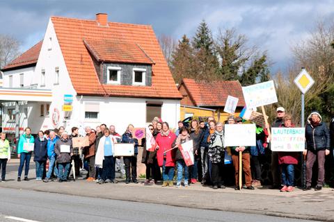 Rund 60 Demonstranten machten vor der Adolf-Spieß-Halle Front gegen Fremdenfeindlichkeit. © Stoepler