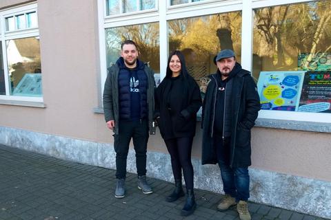 „Jede Kleinigkeit hilft”, hoffen Hüseyin Kurt, Esma Yando und Ünal Köse (von links) stellvertretend für die Lauterbacher Vogelsbergschule auf zahlreiche Sach- und Geldspenden.