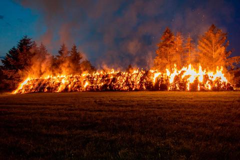 Die 200 Heuballen brennen lichterloh. Fotos: Fuldamedia 