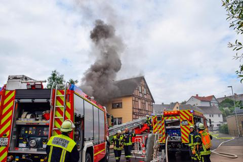 Rauch steigt aus dem Haus auf. Foto: Fuldamedia/Weber 