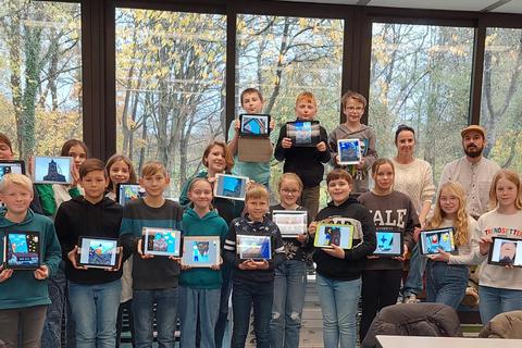 Die Schüler zeigen ihre Werke. Foto: Jutta Schütt-Frank