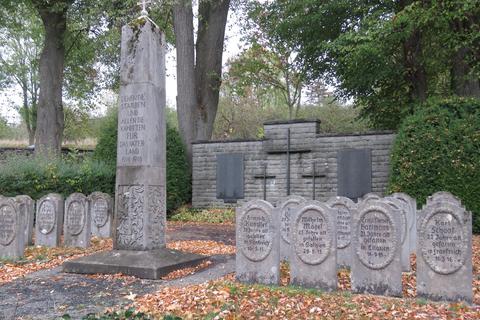 Das Ehrenmal für die Gefallenen und Vermissten Soldaten beider Weltkriege am Friedhof in Groß-Felda.  Foto: Schott 