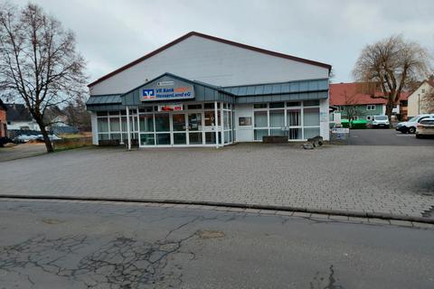 Das ehemalige Gelände der VR Bank Hessenland-Filiale in Romrod wäre ein möglicher Standort für das neue Hausärzte-Zentrum in der Schlossstadt. Foto: Günther Krämer 