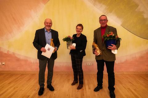 Gerold (links) und Bernd Rausch nehmen die Glückwünsche von Birgit Richtberg entgegen. Foto: Christian Dickel