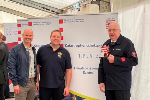 Bürgermeister Hauke Schmehl (von links), Wehrführer Heiko Heilbronn und der Vorsitzende des Feuerwehr-Fördervereins Reinhold Weitzel bei der Preisverleihung.    Foto: Philipp Weitzel 