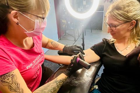 Im Romröder Tattoo-Studio Pink Spider Ink bei Melissa Kilich gab es das Organspende-Tattoo Opt.Ink. Luisa Stock