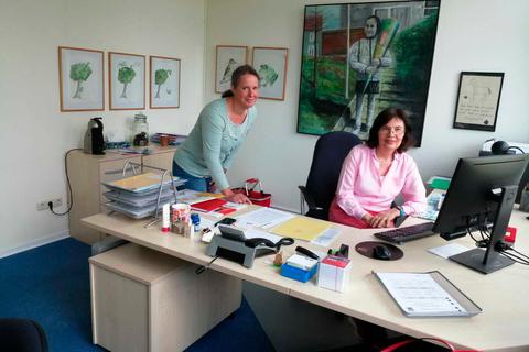 Die Konrektorin Brigitte Schepp und die Schulleiterin Bettina Sorg nutzen an der Mittelpunktschule Romrod digitale Kommunikationswege. Foto: Sorg 