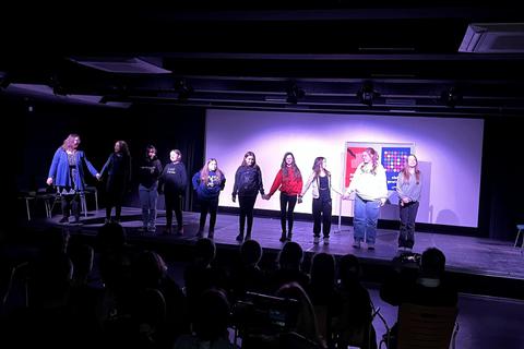 Mit ihrem Theaterstück zum Thema "Zivilcourage" begeisterte die Theater AG der IGS auf der Bühne der Mittelhessischen Schultheatertage. © IGS