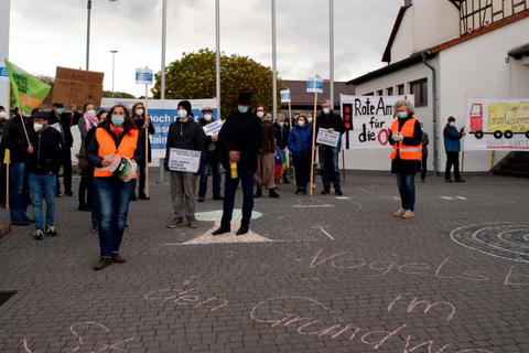 Etwa 70 Schottener demonstrierten vor der Stadtverordnetenversammlung, in der Ovag-Vorstandvorsitzender Joachim Arnold über die Grundwasserförderung und die Wasserampel seines Unternehmens informierte.  Foto: Weil 