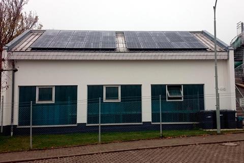 Mit der neuen Photovoltaikanlage auf dem Technikgebäude des Erlebnisbads sollen jährlich rund 100 000 Kilowattstunden Sonnenstrom erzeugt werden. Foto: Weil 