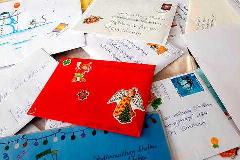 237 Briefe und Umschläge mit kleinen Bastelarbeiten gingen im Rahmen der Aktion "Warme Worte" bei der Schottener Stadtverwaltung ein. Foto: Haak 