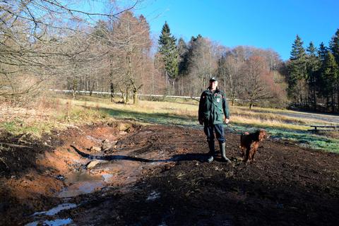 Klaus Pfarrer, im Schottener Forstamt für den Naturschutz zuständig, an der renaturierten Nesselberg-Quelle.  Foto: Weil  