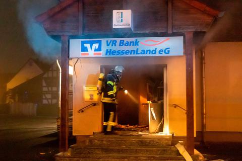 In der Nacht auf Mittwoch detonierte ein Sprengsatz am Geldautomaten der VR Bank Hessenland in Schwalmtal.  Foto: Christian Dickel 