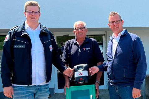 Übergabe des ersten Defibrillators für die Gemeinde Schwalmtal am Rathaus (v.l.): Henning Schmehl, Karl Georg und Timo Georg.  Foto: DRK 