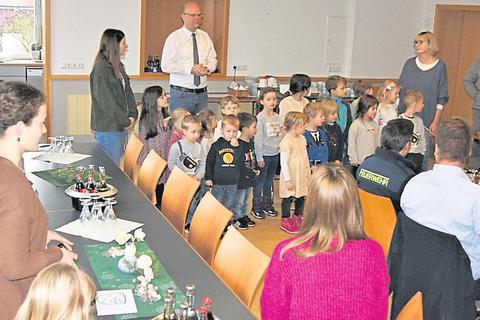Bürgermeister Olaf Dahlmann begrüßte mit den Kindern der Tagesstätte und ihren Erzieherinnen die Neubürger der Gemeinde. © Gohlke