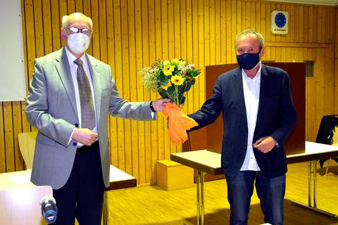 Blumen als Dank für seinen Amtsvorgänger Reiner Marhenke (r.) übergibt der neue Stadtverordnetenvorsteher Dieter Jentzsch.  Foto: Ihm-Fahle 